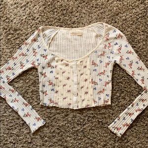 Long-sleeve floral button up crop top